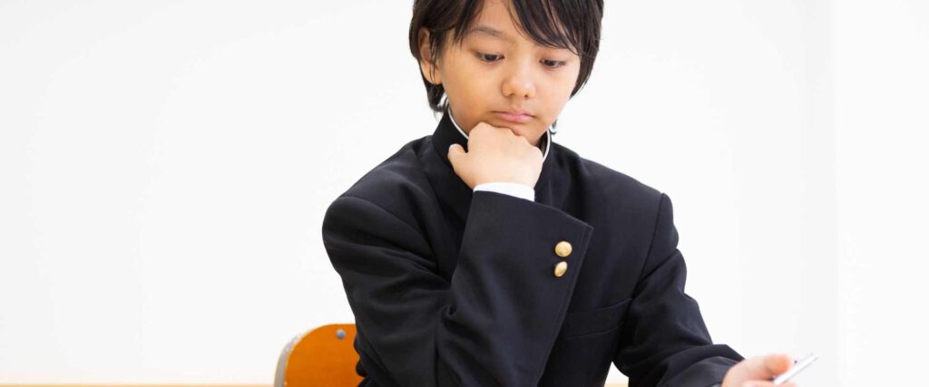 受験勉強をしている小学生の男の子